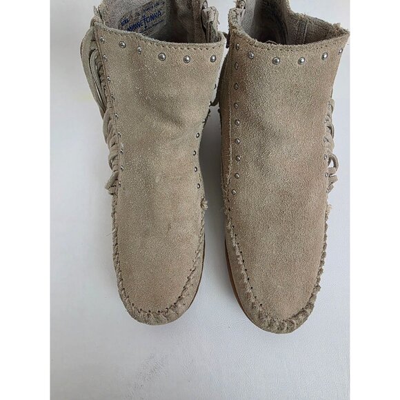 MinneTonka Suede Fringe Ankle Boots With Side Zippers Rivet Details & Rubber Sol - Picture 7 of 12